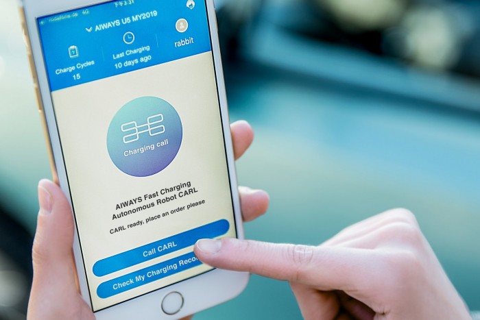 Károly, a robot tölti a kínai villanyautót 6 | Vezess Károly, a robot tölti a kínai villanyautót 6