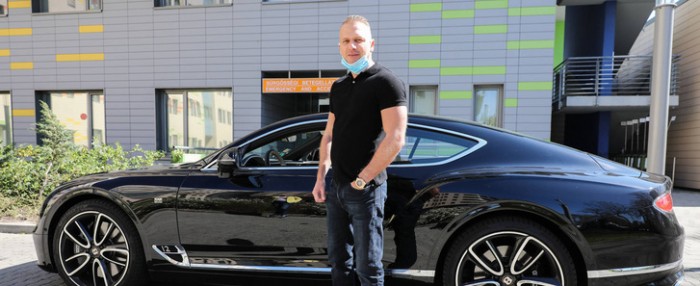 István Lamborghinivel és Bentleyvel visz maszkokat a kórházakba 1