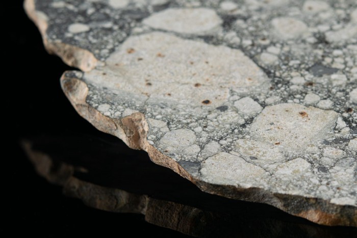 Méregdrága kincsként árulják a Hold egy darabját