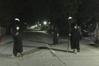 Kaszásnak öltözött őrök figyelik a kijárási tilalmat a Fülöp-szigeteken