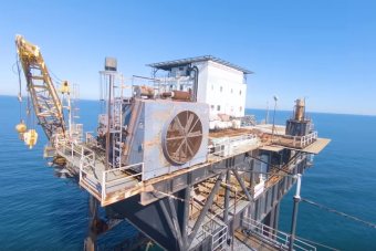 Elhagyva rozsdásodó olajfúró tornyot mutat meg nekünk ez a látványos drónvideó