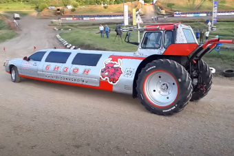 Limuzint hegesztettek össze egy traktorral az oroszok