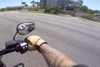 Csak a motoros tükrét figyeljétek, ott szabadul el a pokol