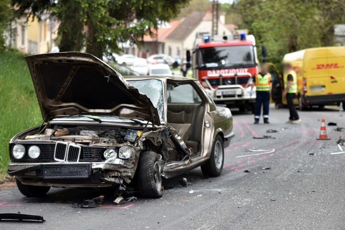 Csúnya baleset egy BMW-vel, a sofőr sérülése ellenére sem pánikolt