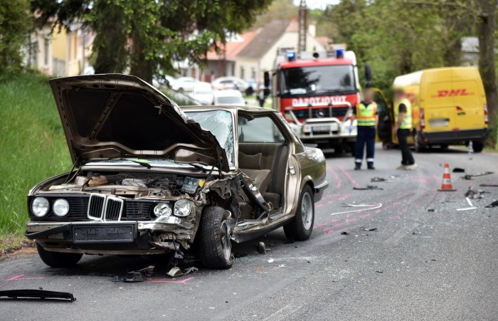 Csúnya baleset egy BMW-vel, a sofőr sérülése ellenére sem pánikolt 1