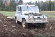 Lerobbant a traktor, így luxus-szabadidő-autóval művelte földjét az orosz gazda 1