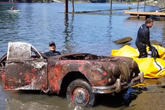 Autókat horgásztak ki egy folyóból