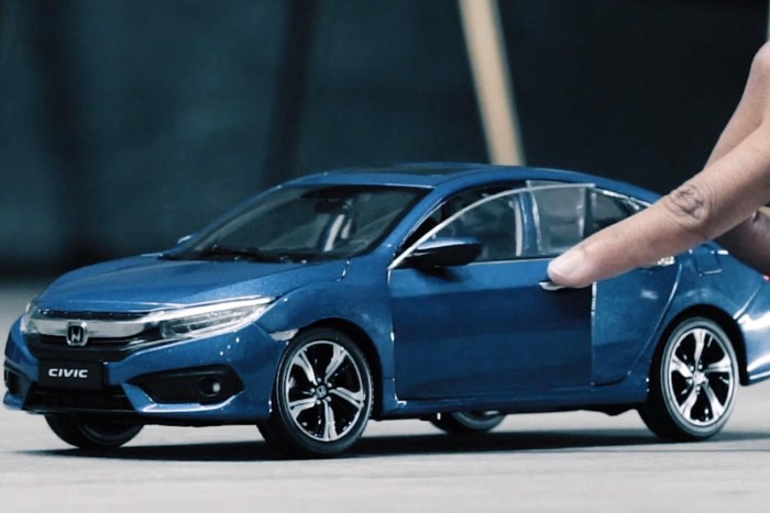 Itt az autóreklám, amit igazi autó nélkül, otthon forgattak