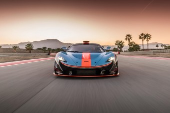 A P1 GTR, ami kiszabadult a versenypályáról