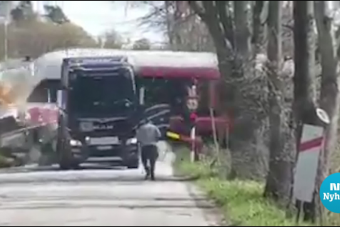 Apró darabokra szakította a síneken álló hajót a vonat Norvégiában