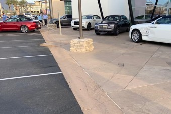 Felcserélte a pedálokat, 100 milliós autót zúzott le