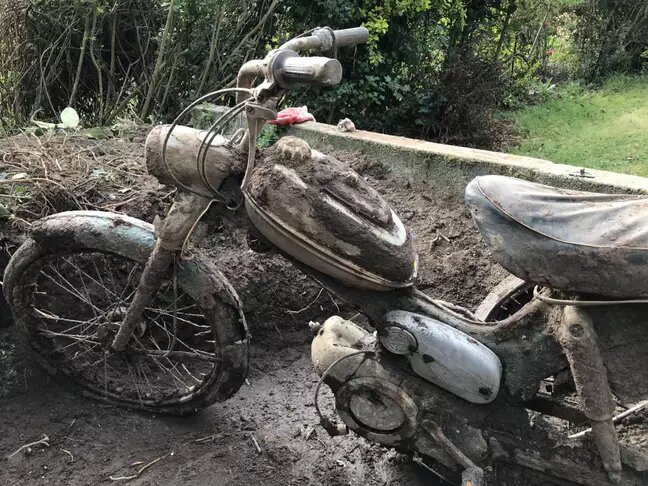 Öreg motort talált az unalmában kertészkedő férfi 1 | Vezess Öreg motort talált az unalmában kertészkedő férfi 1