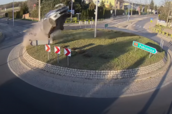 Pokoli repülést vettek videóra egy lengyel körforgalomban