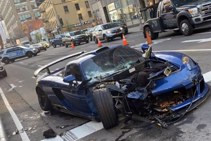 Bedrogozva törte össze a ritka és méregdrága sportautót