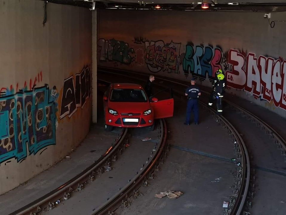 A villamos alagútjába hajtott egy autó Budapesten 1 | Vezess A villamos alagútjába hajtott egy autó Budapesten 1
