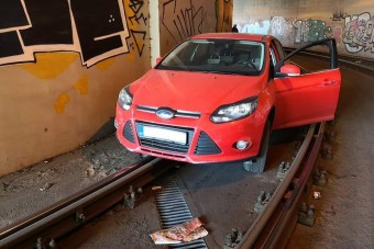 A villamos alagútjába hajtott egy autó Budapesten 