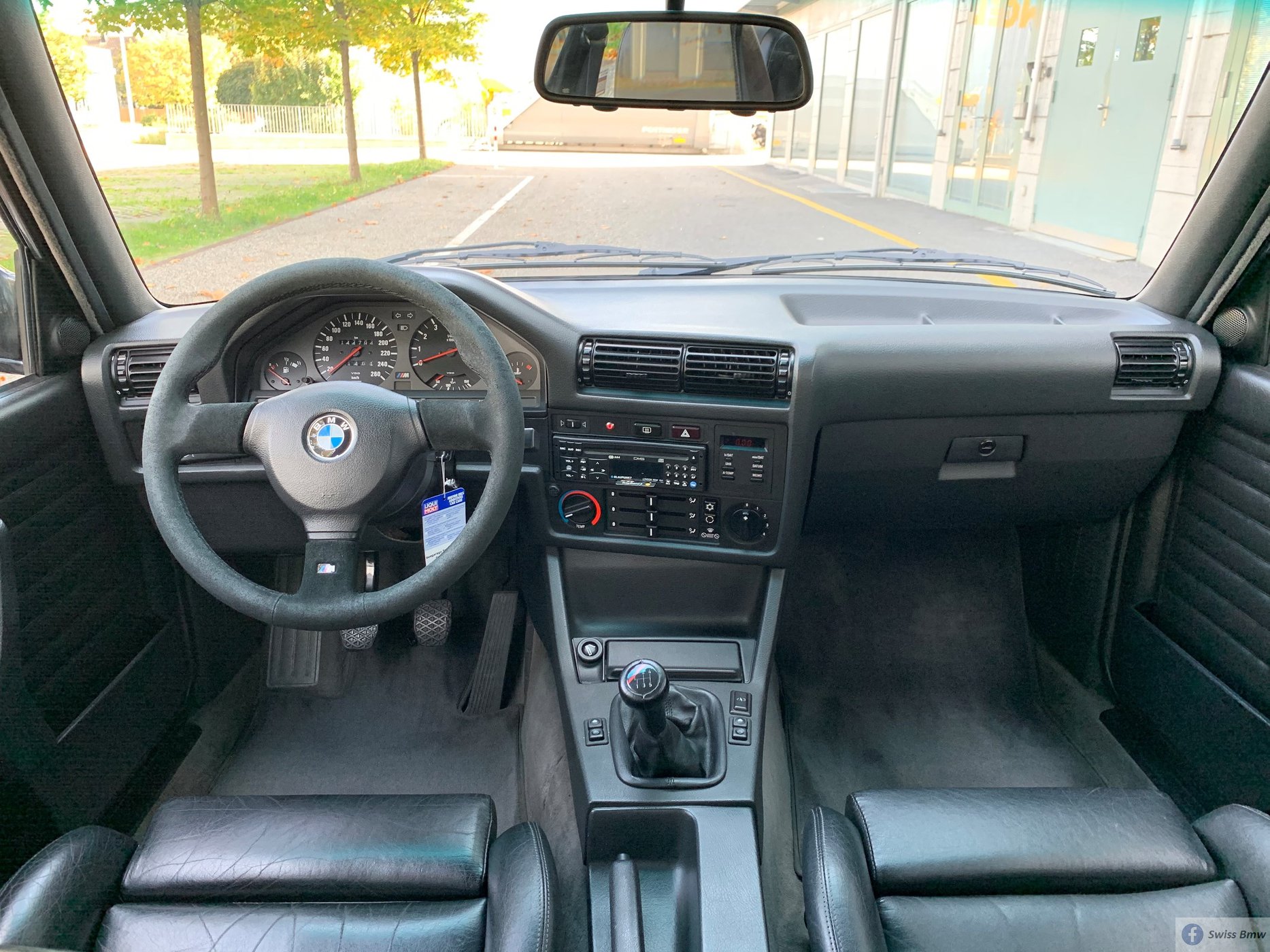 30 milliót kérnek ezért a jó ízléssel átfésült BMW E30 M3-asért 6