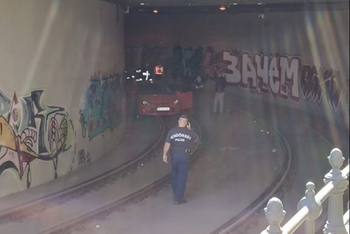 A villamos alagútjába hajtott egy autó Budapesten 2 | Vezess A villamos alagútjába hajtott egy autó Budapesten 2