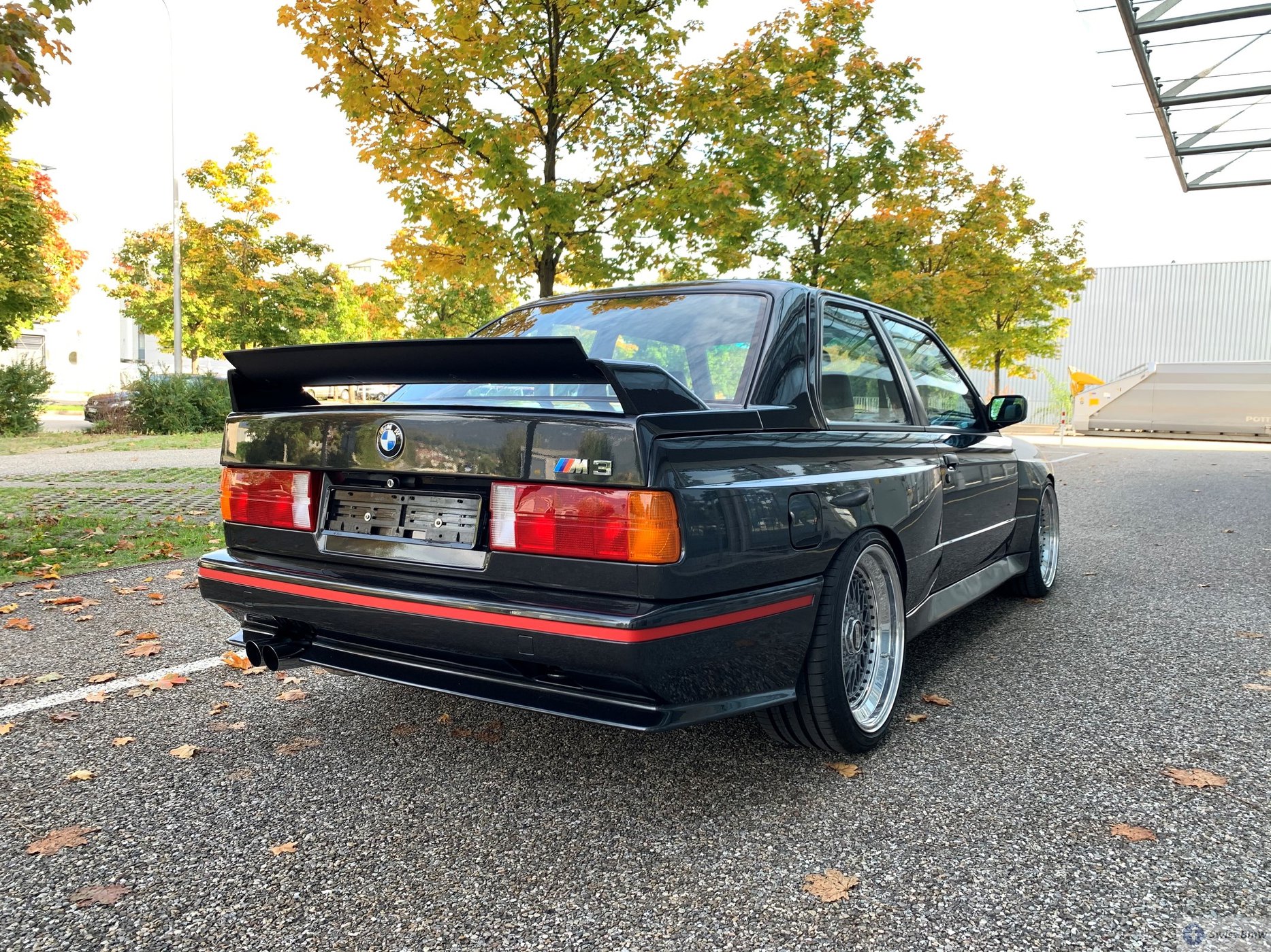 30 milliót kérnek ezért a jó ízléssel átfésült BMW E30 M3-asért 2