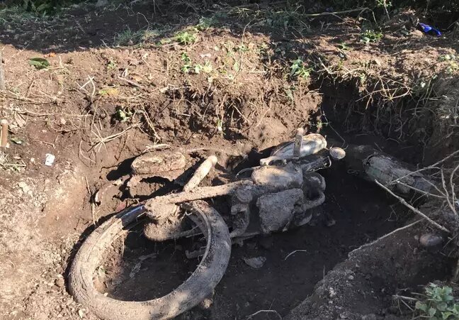 Öreg motort talált az unalmában kertészkedő férfi 3 | Vezess Öreg motort talált az unalmában kertészkedő férfi 3