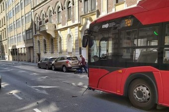 Trolibusz ütközött motorossal Budapesten