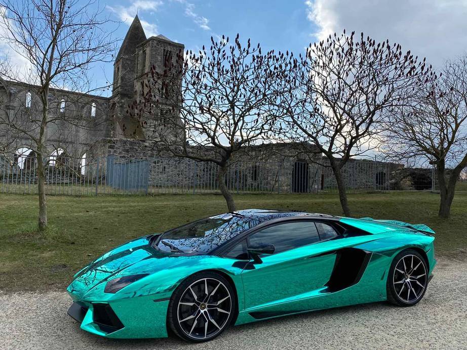 István Lamborghinivel és Bentleyvel visz maszkokat a kórházakba 2