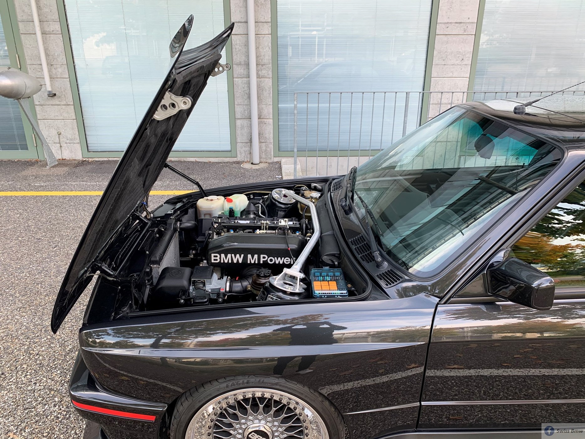 30 milliót kérnek ezért a jó ízléssel átfésült BMW E30 M3-asért 3