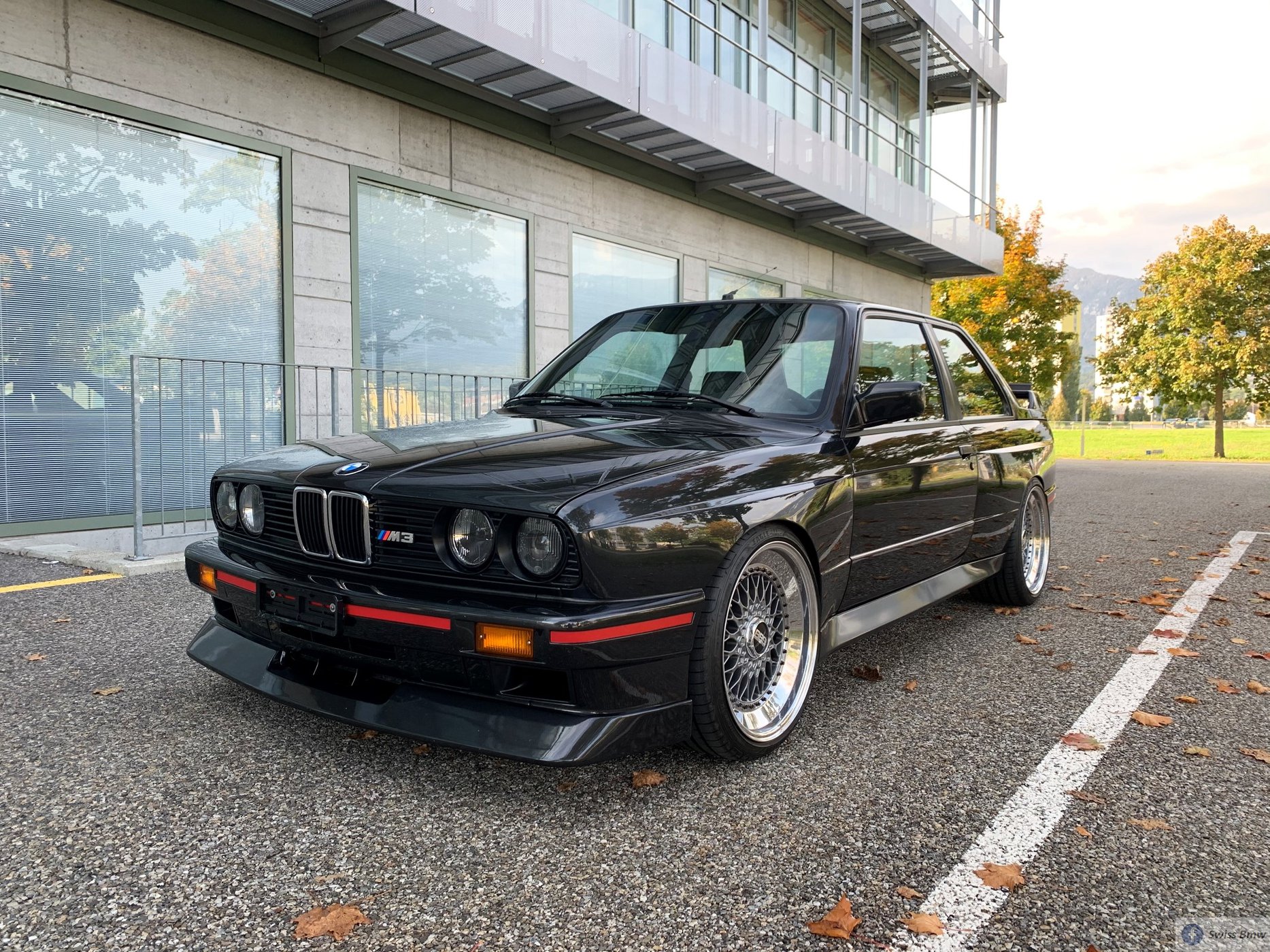 30 milliót kérnek ezért a jó ízléssel átfésült BMW E30 M3-asért 1