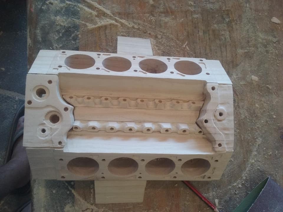 Az utolsó csavarig épített magának egy V8-as motort, de fából! 5