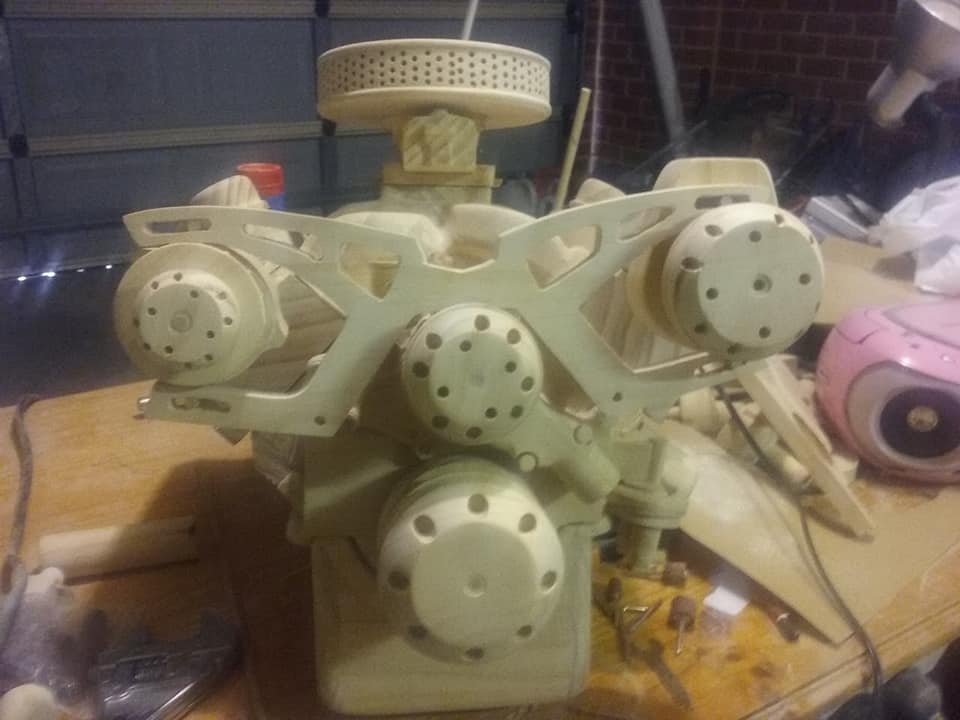 Az utolsó csavarig épített magának egy V8-as motort, de fából! 2