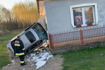 Lakhatatlanná vált a ház a becsapódó autó miatt