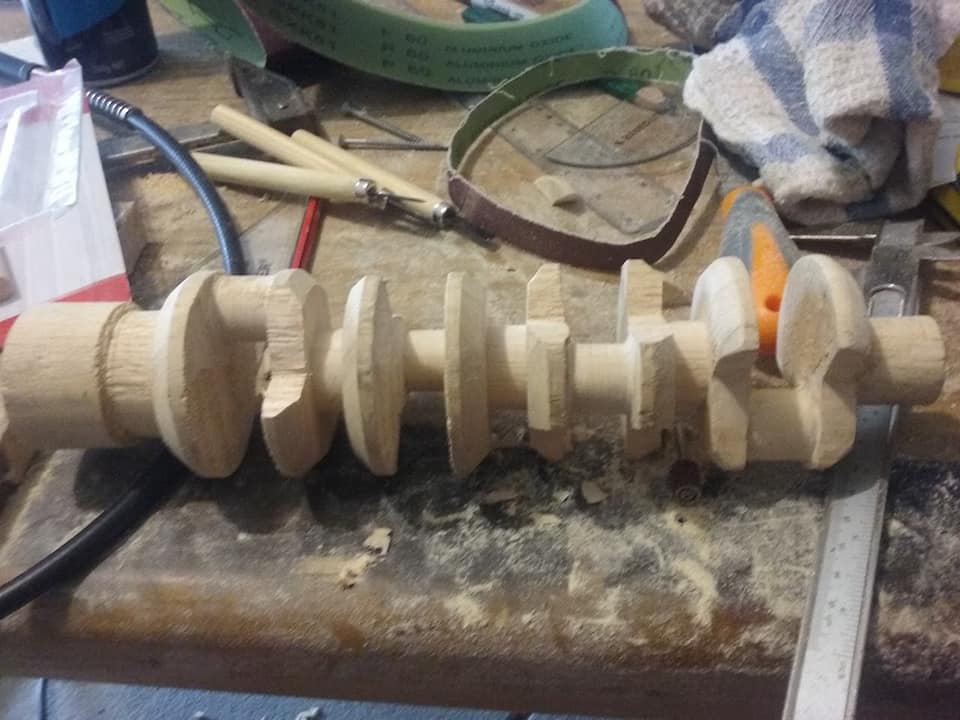 Az utolsó csavarig épített magának egy V8-as motort, de fából! 7