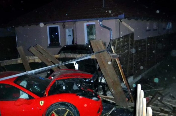 Ferrari szakította át egy családi ház kapuját Délegyházán 1 | Vezess Ferrari szakította át egy családi ház kapuját Délegyházán 1