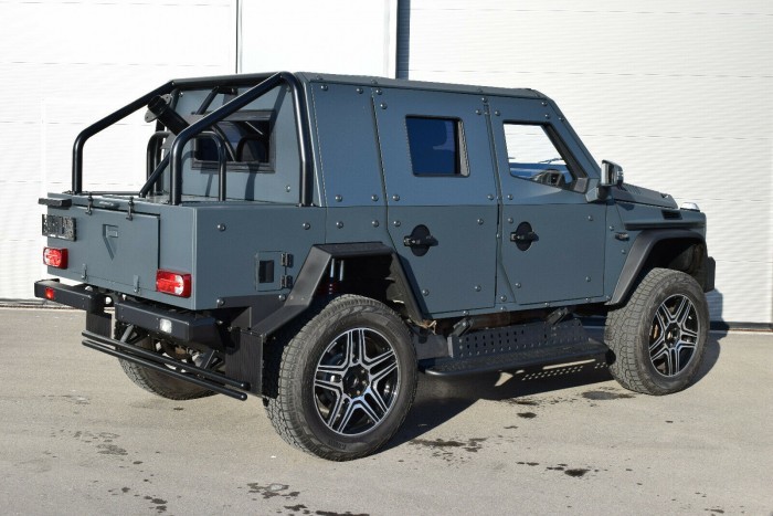 135 millióért adják használtan a legdurvább páncélozott Mercedest 3