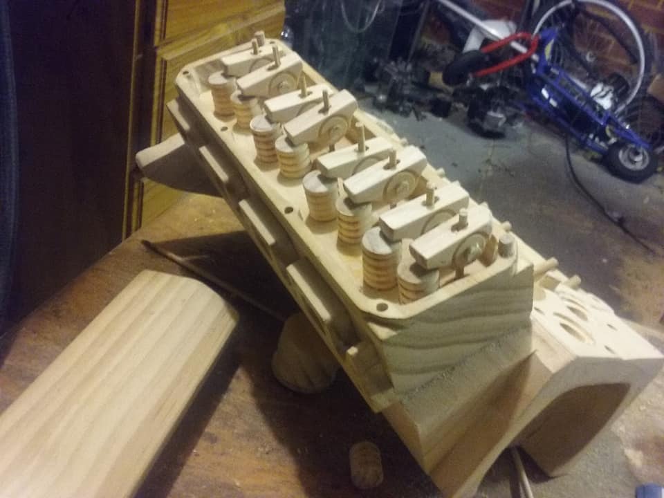 Az utolsó csavarig épített magának egy V8-as motort, de fából! 3