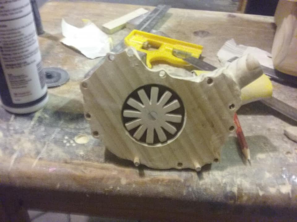 Az utolsó csavarig épített magának egy V8-as motort, de fából! 1