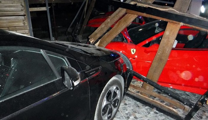 Ferrari szakította át egy családi ház kapuját Délegyházán 2 | Vezess Ferrari szakította át egy családi ház kapuját Délegyházán 2