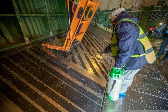 Így fertőtlenítik a világ egyik legnagyobb civil repülőgépét 4 | Vezess Így fertőtlenítik a világ egyik legnagyobb civil repülőgépét 4