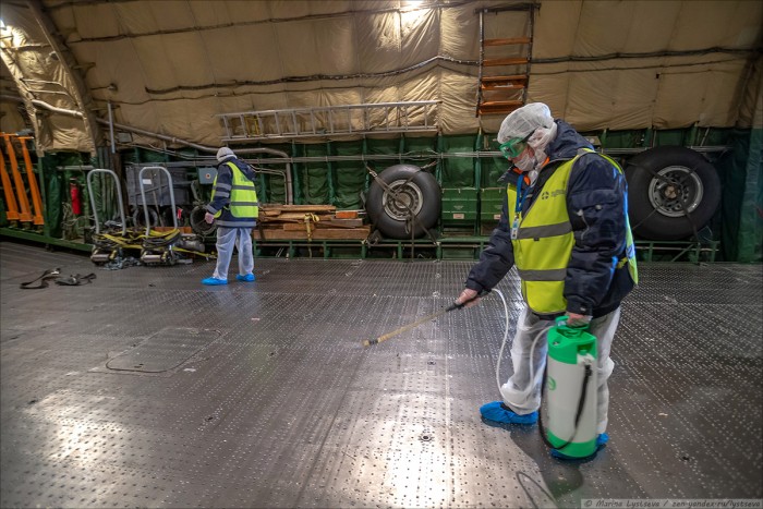 Így fertőtlenítik a világ egyik legnagyobb civil repülőgépét 6 | Vezess Így fertőtlenítik a világ egyik legnagyobb civil repülőgépét 6