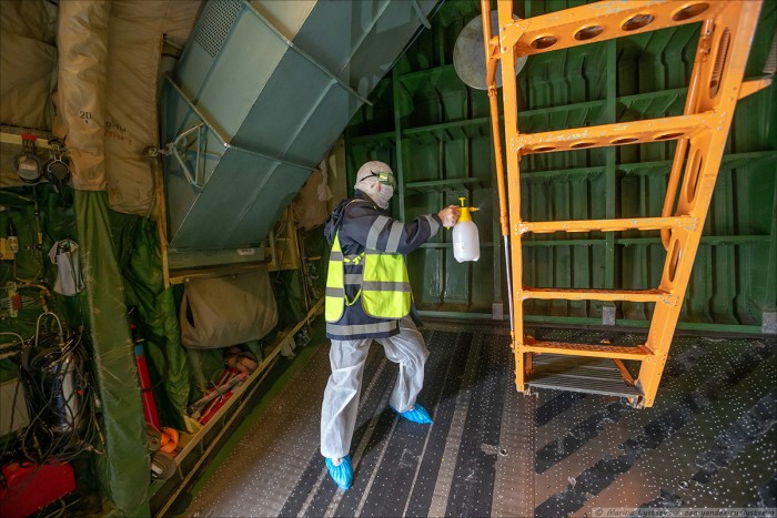 Így fertőtlenítik a világ egyik legnagyobb civil repülőgépét 10 | Vezess Így fertőtlenítik a világ egyik legnagyobb civil repülőgépét 10