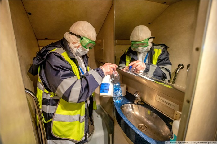 Így fertőtlenítik a világ egyik legnagyobb civil repülőgépét 13 | Vezess Így fertőtlenítik a világ egyik legnagyobb civil repülőgépét 13