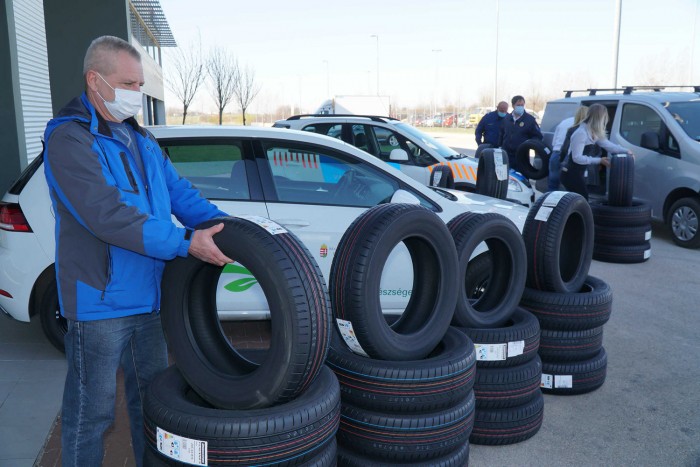Abroncsokkal segít a koronavírus ellen a Bridgestone