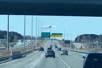 Repülő landolt az autópályán sűrű forgalomban