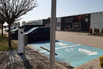 Ingyenes e-autó-töltőket adtak át Budapesten