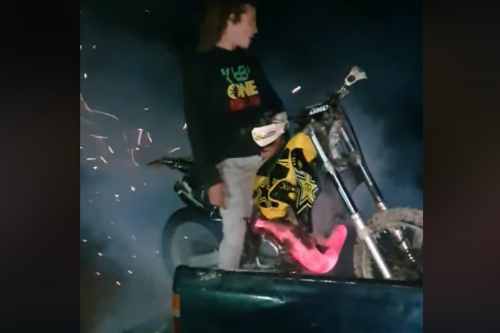 Túllőtt a célon a gumiégető motoros, kisebb robbanás lett a vége