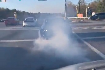 Utcai gyorsulás helyett szalagkorlátnak vágta a Mustangot