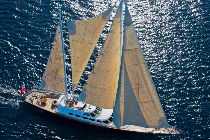 Eladó Berlusconi luxusvitorlása