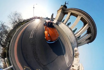 Csodaszép, művészi felvételek Budapest kihalt utcáiról egy Bogárral a főszerepben