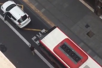 Idegállapotba került a buszsofőr, nem kegyelmezett az autósnak