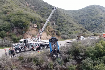 Mély szakadékból halászták elő a ritka törött Ford Mustangot